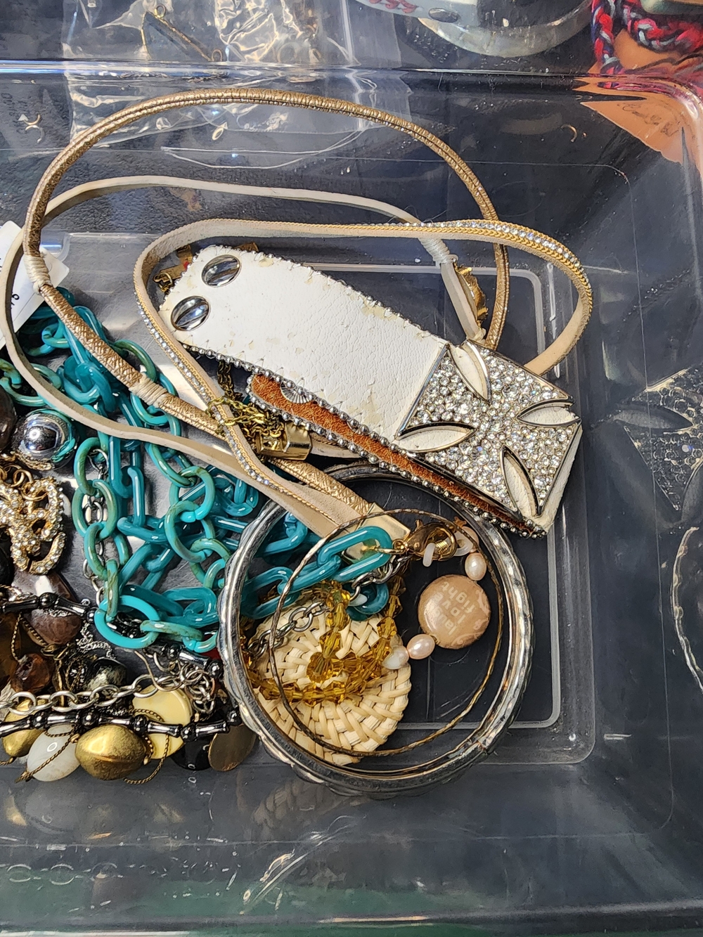 1lb Mixed Fashion Jewelry Lot - May Or May Not Have Matches - Picture 5 of 5